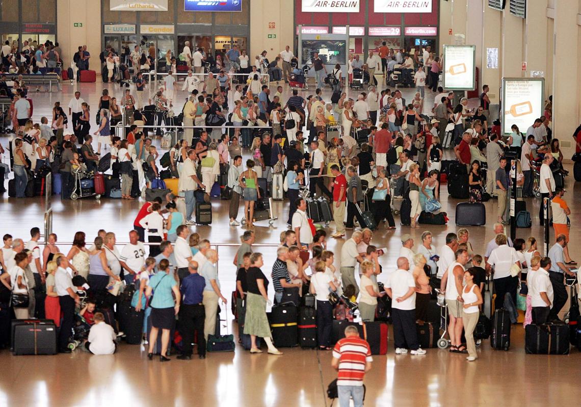 Imagen después - Queues at the airport, then and now.