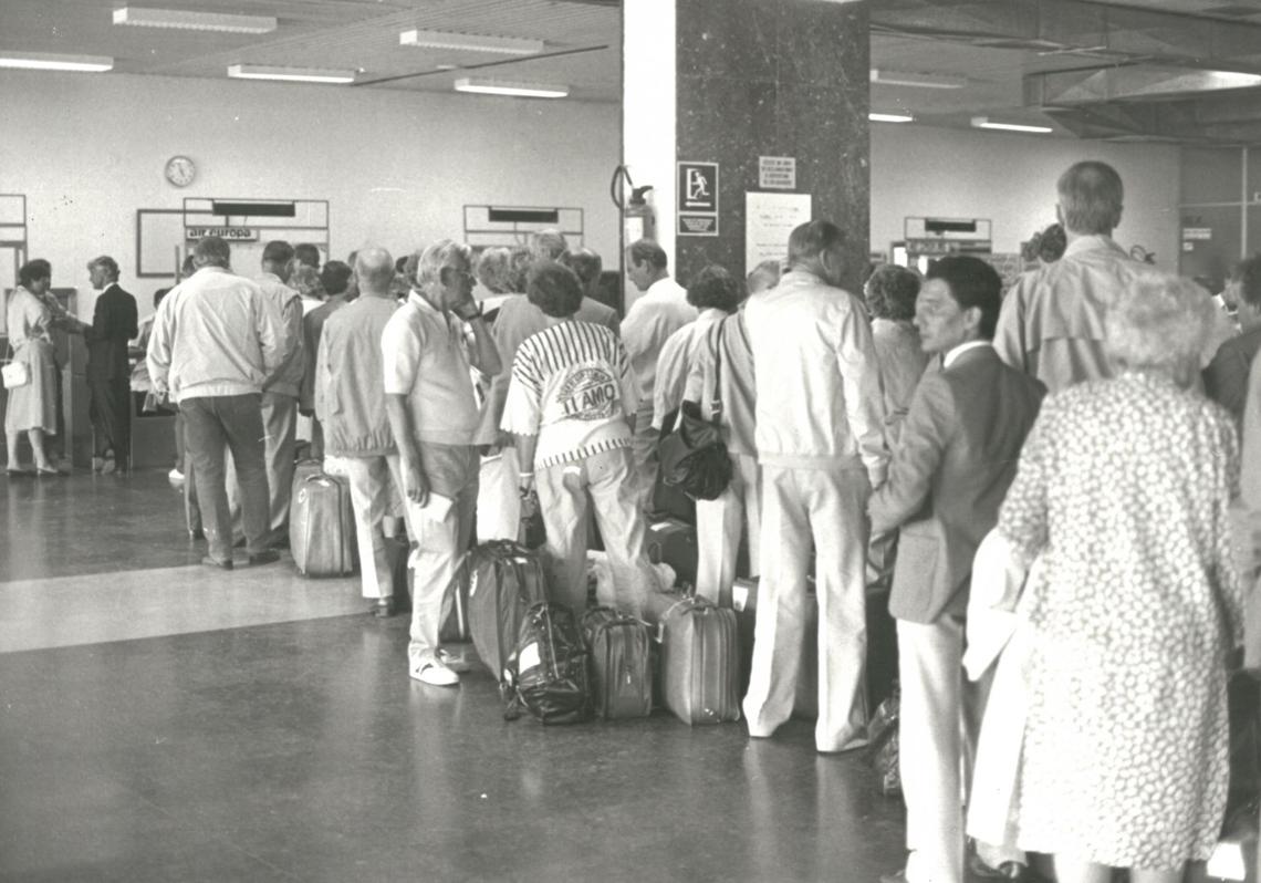 Imagen antes - Queues at the airport, then and now.