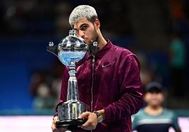 Alcaraz with the trophy.