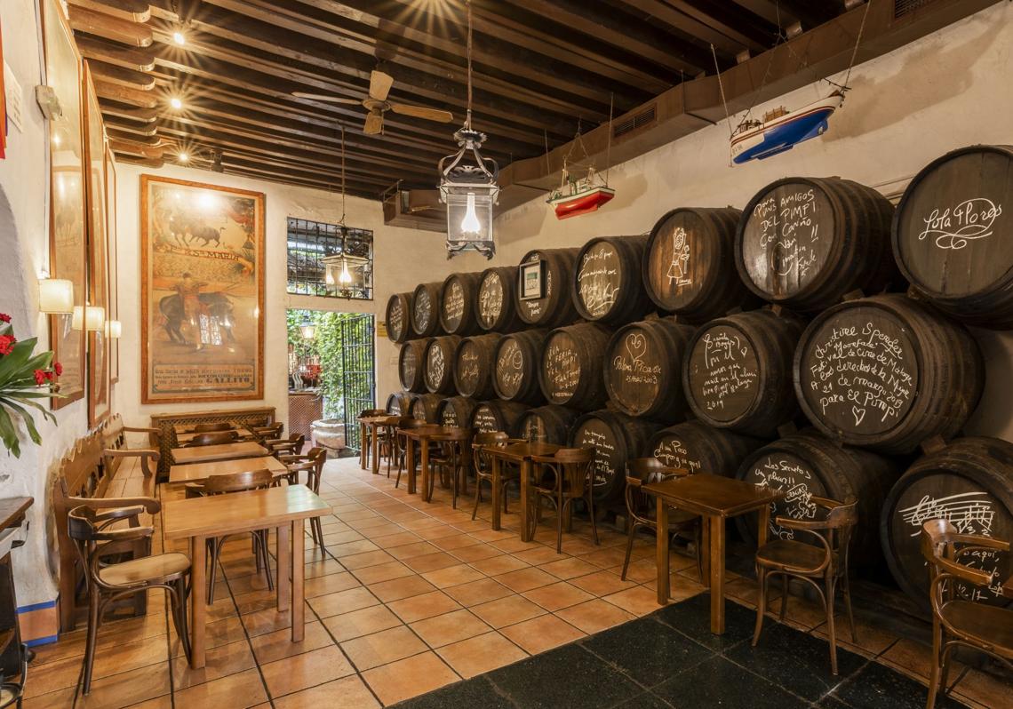 Imagen después - Myriad famous faces have passed through the doors of El Pimpi over the years.