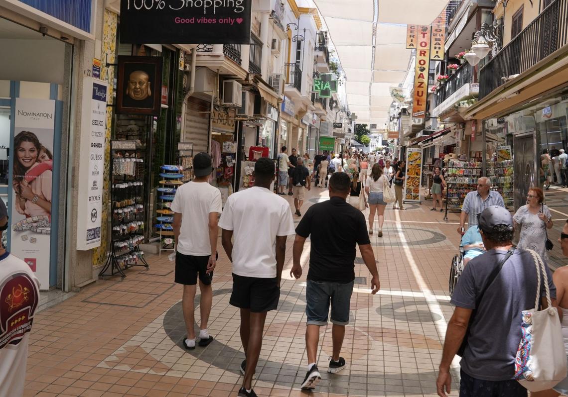 Imagen después - The view looking up Calle San Miguel towards the town centre has hardly changed since the 1980s.