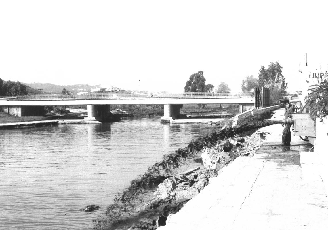 Imagen antes - The renovation of the river path has made this area a popular spot for tourists.