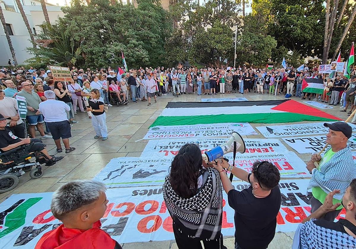 Imagen principal - Spontaneous march in Malaga over Israel's interception of Gaza flotilla brings traffic to a halt