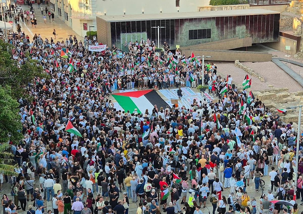 Imagen secundaria 1 - Spontaneous march in Malaga over Israel's interception of Gaza flotilla brings traffic to a halt