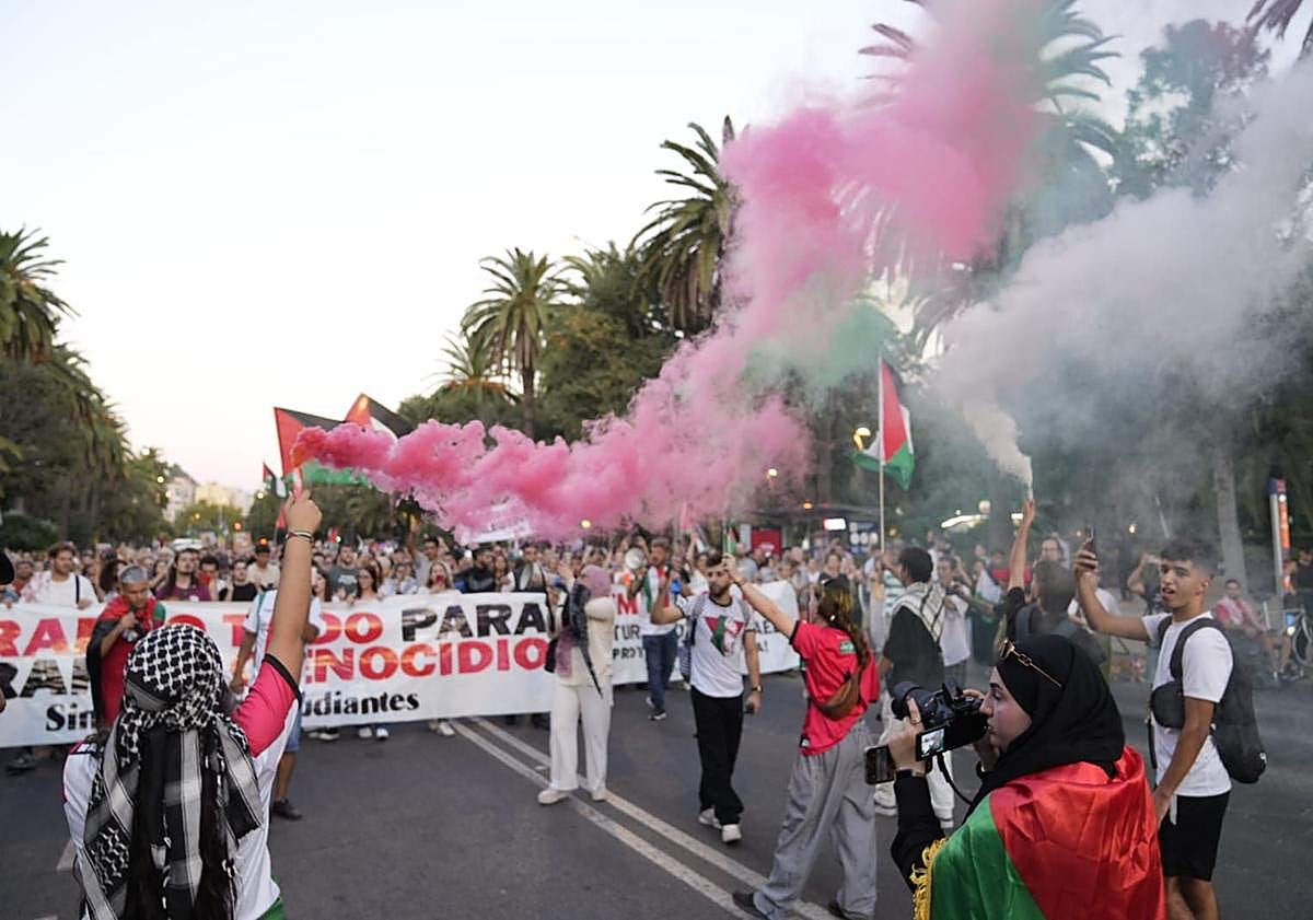 Imagen principal - Spontaneous march in Malaga over Israel&#039;s interception of Gaza flotilla brings traffic to a halt