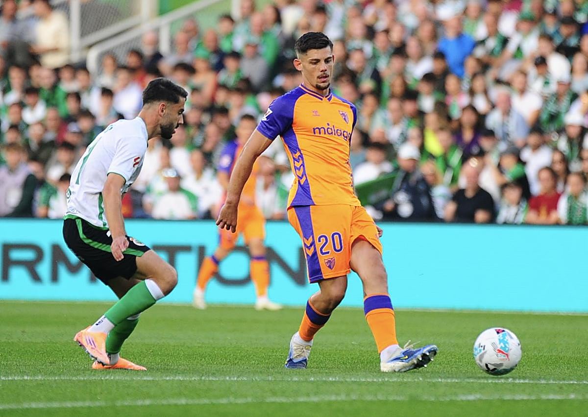 Imagen secundaria 1 - Fourth straight defeat for Malaga CF as red card sparks total second-half meltdown