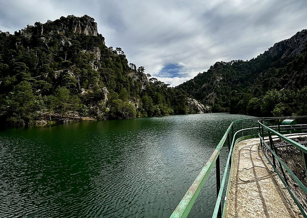 Imagen secundaria 1 - The hiking route with endless waterfalls in Spain's Andalucía region, perfect to do this autumn