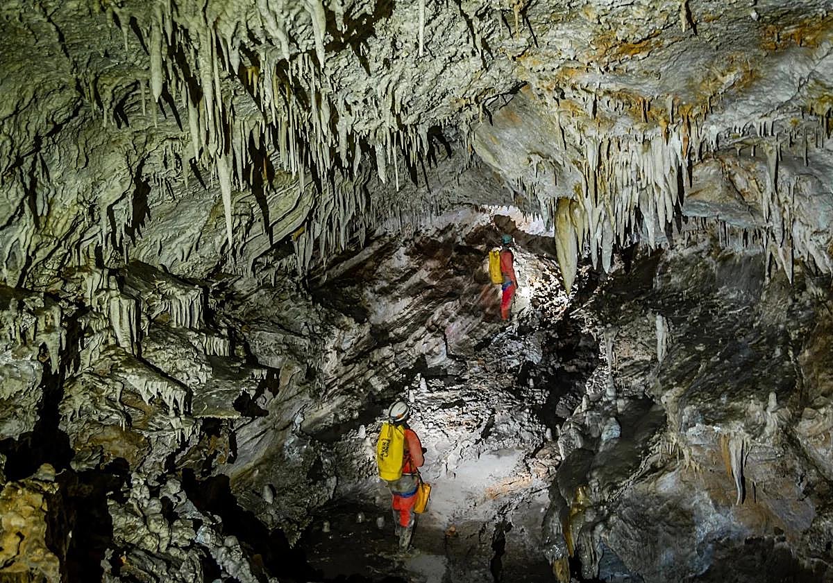 Imagen principal - Largest &#039;supercave&#039; in southern Iberian Peninsula uncovered in Malaga&#039;s Sierra de las Nieves range