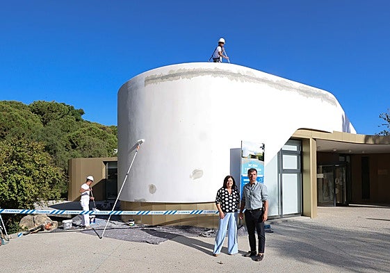 Councillor for works Diego López and director-general for culture Carmen Díaz in front of the facilities.