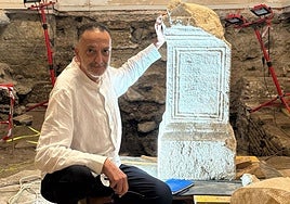 Ángel Ventura, Professor of Archaeology at the University of Cordoba next to the altar found in the crypt of the Sagrario.