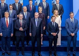 Photo from the last alliance summit in the Hague, showing Sánchez standing a metre away from the rest of the leaders.