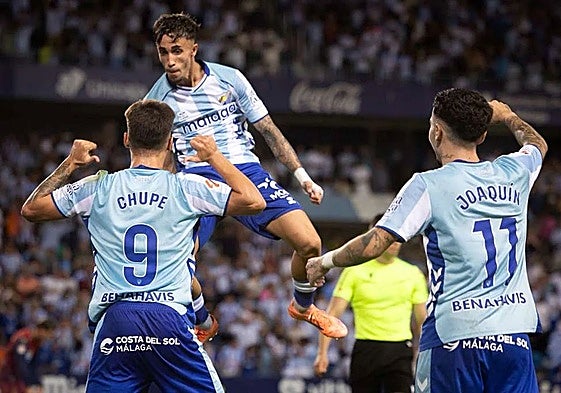 Chupete celebrates one of his goals with David Larrubia and Joaquín.