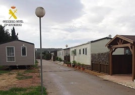 Photo of the residential complex in Alicante investigated for serious urban planning and environmental infractions.
