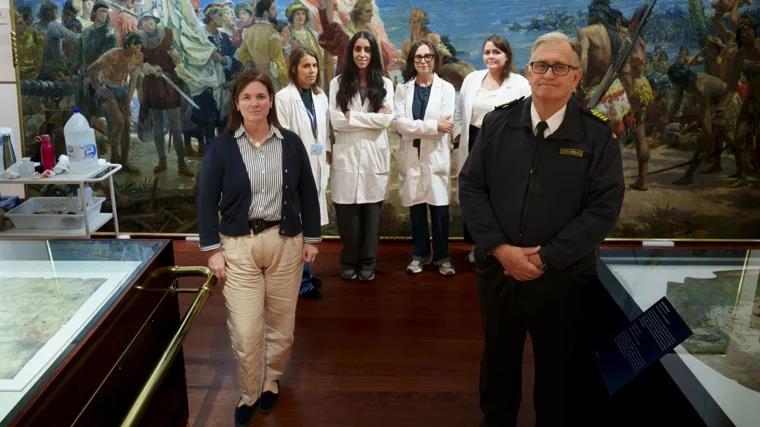 The team of conservators, together with Gasca (left) and Escrigas (right).