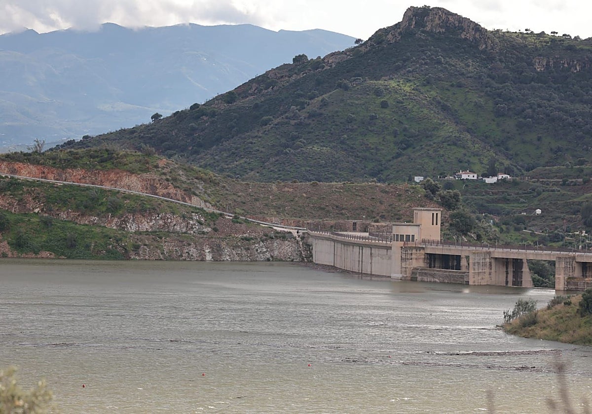 Decomposed body wrapped in sack found at Malaga province reservoir