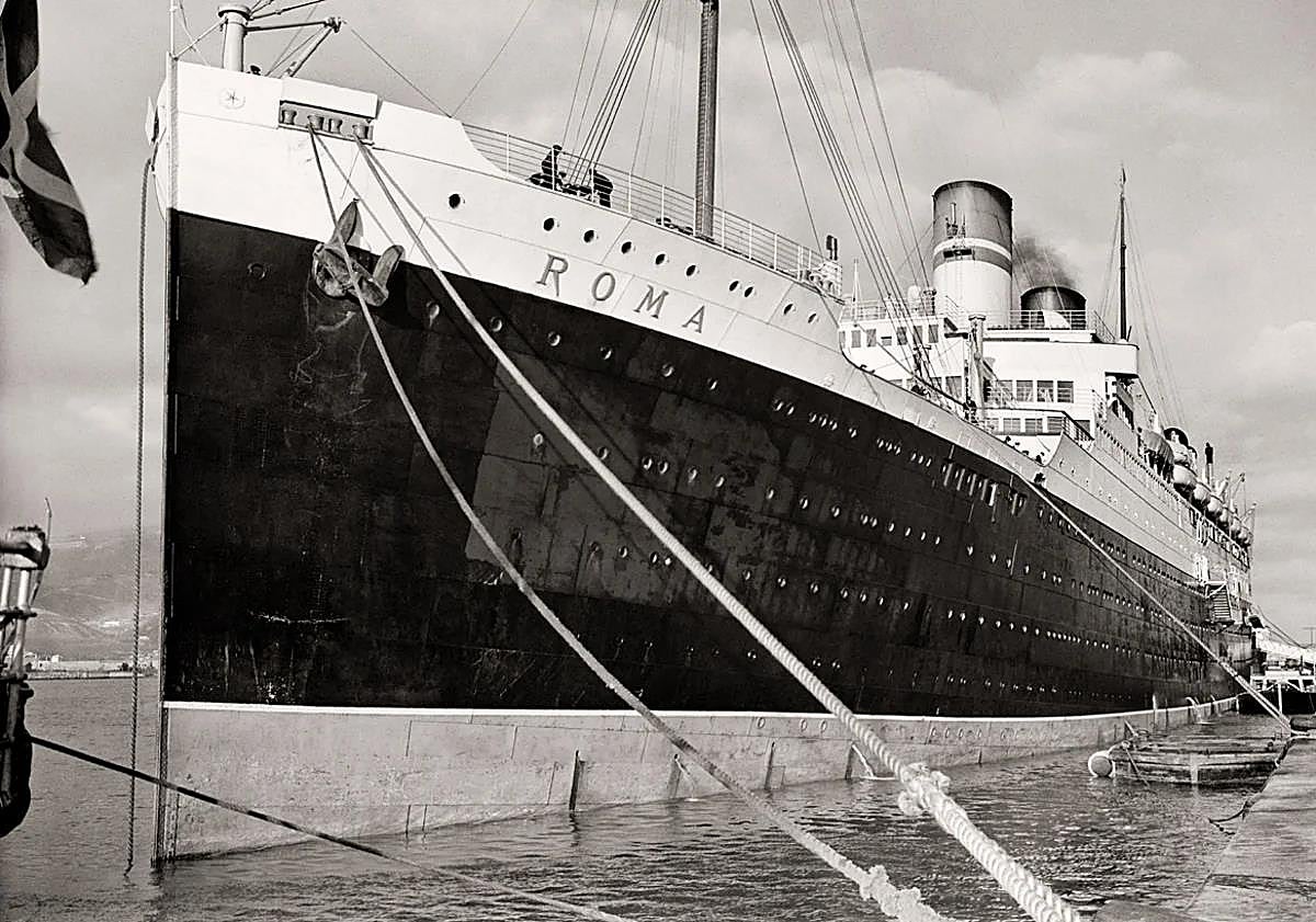 Imagen principal - The Rome-Ceuta ocean liner. 1924; First swearing-in ceremony of the Legion in Ceuta, October 1920; and inauguration of the Alfonso XIII dock in Ceuta, 1928. 