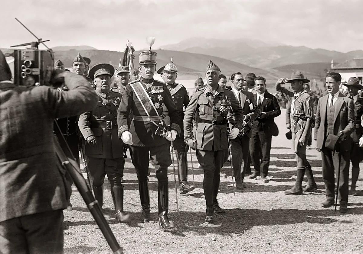 Imagen principal - Arrival at the Dar Riffien barracks of King Alfonso XIII. October 5, 1927; Wheat market. Tetouan, 1928; and portrait of the Grand Vizier Sidi Mohamed Ben Azuz.