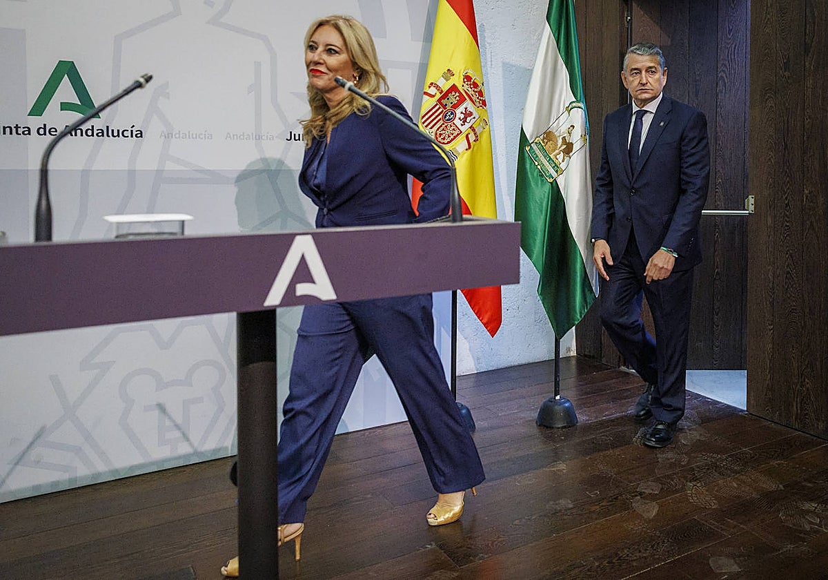 Regional minister of finance, Carolina España, with the regional minister of health and the Junta presidency, Antonio Sanz.