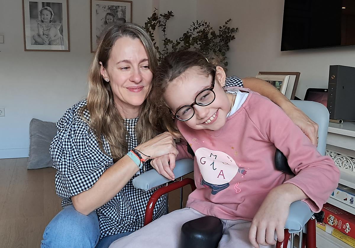 Elenita and her mother, Laura, before going to school.