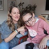 Elenita and her mother, Laura, before going to school.