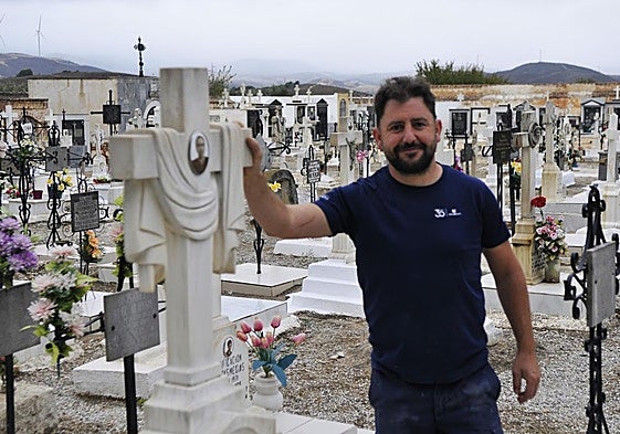 The gravedigger of the Dúrcal cemetery, José Manuel Padial Fernández in the cemetery.