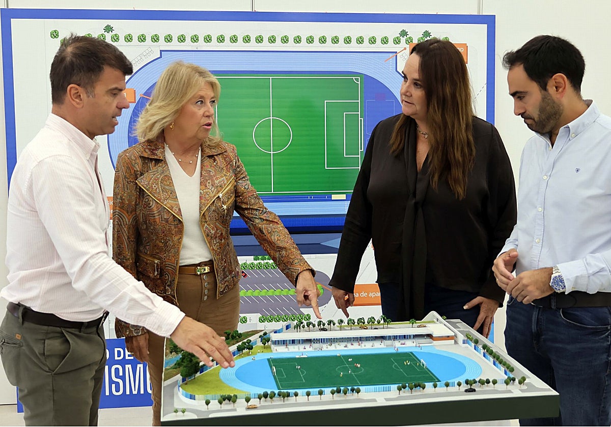 Mayor Ángeles Muñoz pointing at the project's model.