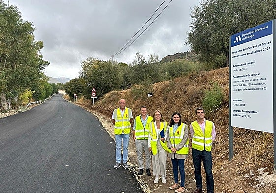 Nieves Atencia with local authority representatives in the Axarquía on Monday 27 October