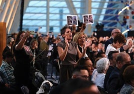 Relatives of the dana victims shout at Mazón at the memorial.