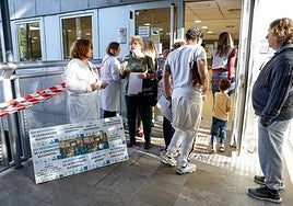 Patients being informed by technicians about the strike this Thursday morning.