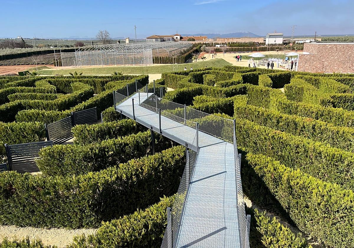 Easy and challenging itineraries are possible at the Laberintus Park maze in Humilladero.