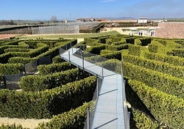 Easy and challenging itineraries are possible at the Laberintus Park maze in Humilladero.
