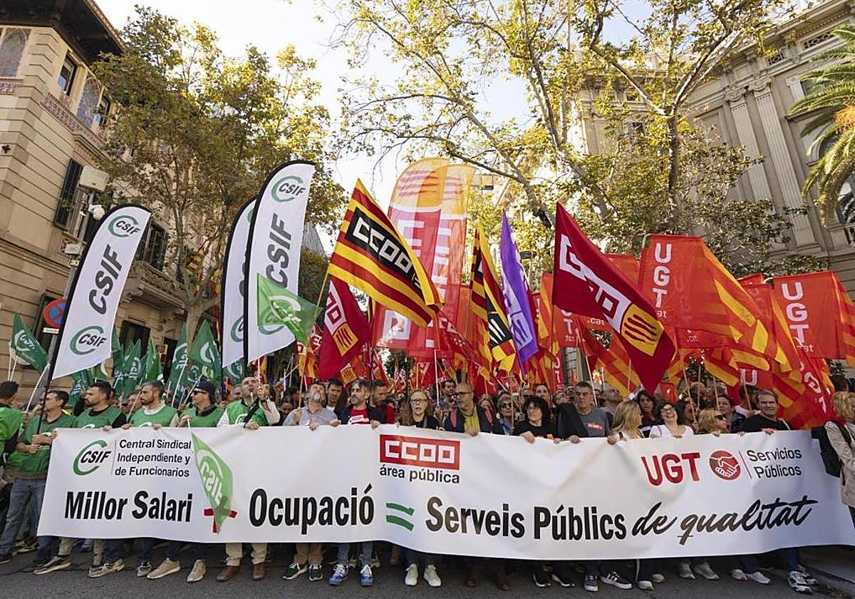 Spanish government will sit down to negotiate civil servants' pay rise following 'massive' demonstration