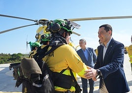 Junta president Juanma Moreno greets Infoca staff.