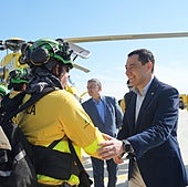 Junta president Juanma Moreno greets Infoca staff.