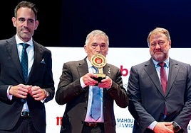 Pepe Cobos with the award.