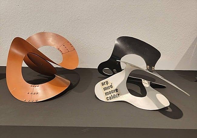 Two pieces from the 'Óvulo' series with mentions of artists such as Arp, Miró, Moore and Calder