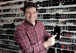 Wences Palau Fernández with his collection of mobile phones.