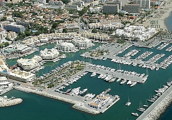 Aerial view of the Benalmádena marina and its surroundings.