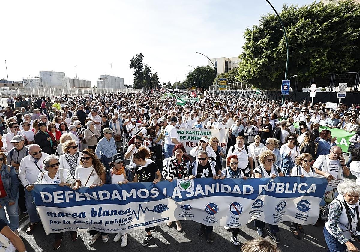 Tens of thousands of people march through Malaga city centre in defence of public healthcare