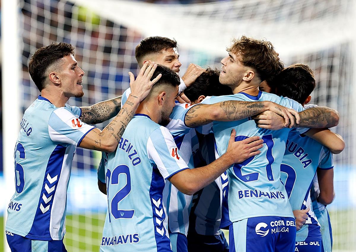 Imagen secundaria 1 - Last-gasp equaliser sparks fan fury as Malaga CF throw away victory yet again