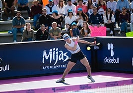 Sabrina Méndez returns a shot during the final.