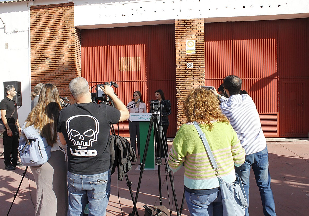 The delegate of the Andalusian government in Malaga and the mayor of Torremolinos moments before answering the media's questions at the old fire station.