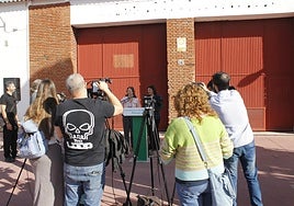 The delegate of the Andalusian government in Malaga and the mayor of Torremolinos moments before answering the media's questions at the old fire station.