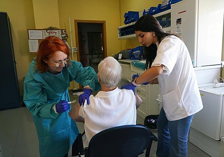 Андалусия начала прививать приоритетные группы без записи по средам