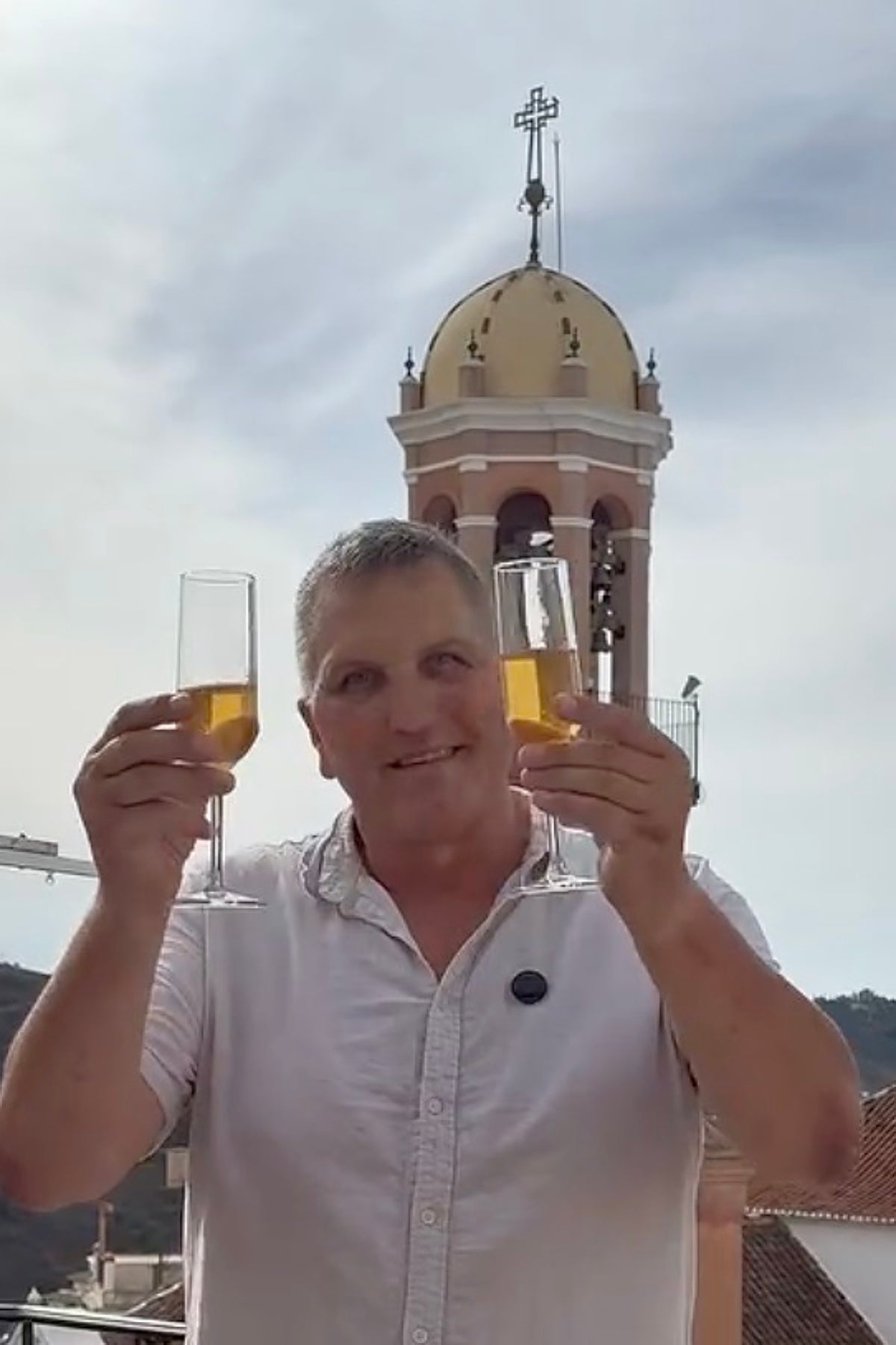 Councillor Maurice Jonker raises a glass to Cómpeta in the 45-second video.