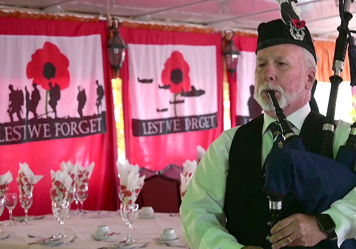 Imagen principal - Photos taken at the Nerja RBL Poppy Ball and Remembrance service. 