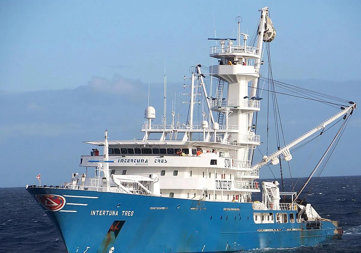 The Intertuna Tres vessel, owned by the Bermeo-based company Albacora, sailing in the Indian Ocean where it operates a tuna fishery.