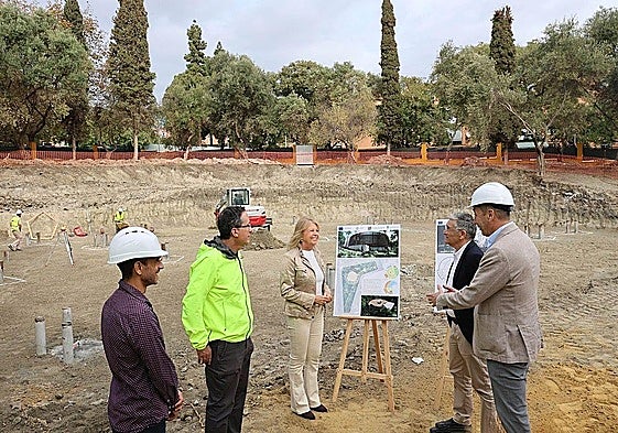 Marbella's mayor, Ángeles Muñoz, and San Pedro's deputy mayor, Javier García, at the site.