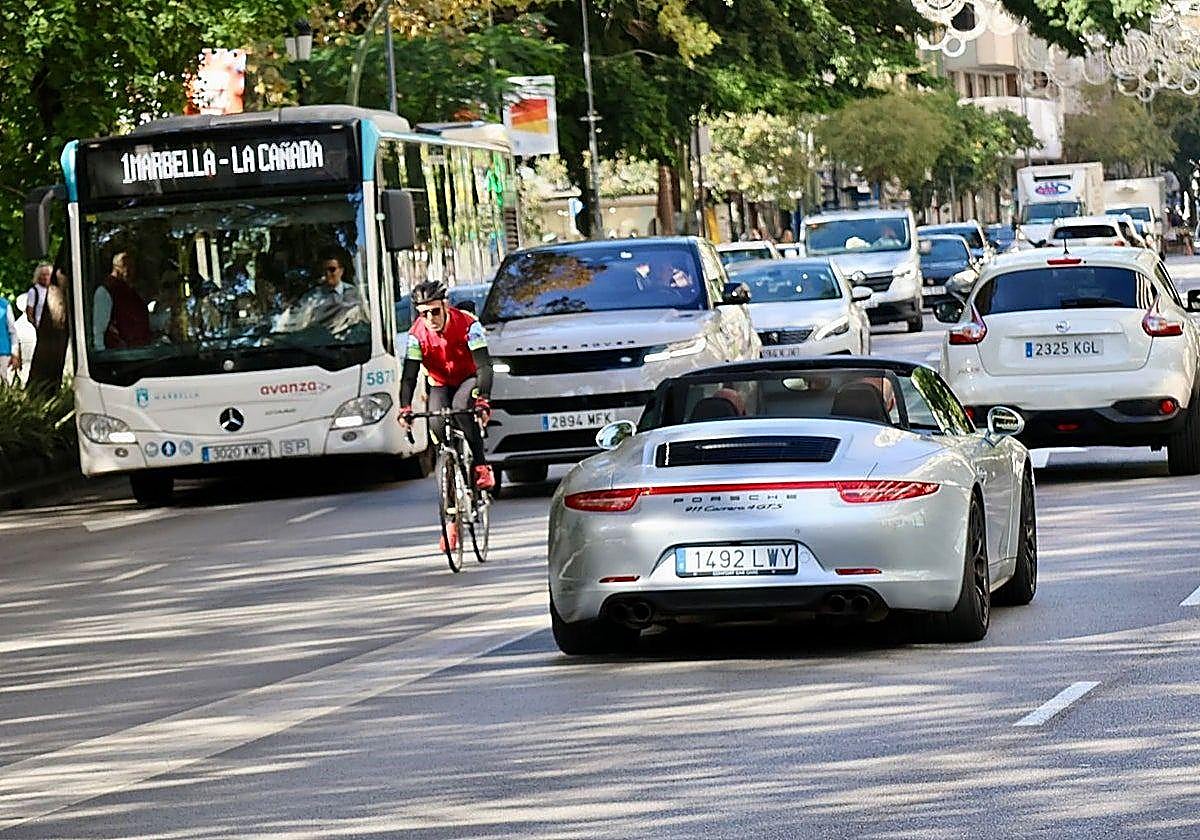 Traffic circulating on Avenida Ricardo Soriano.