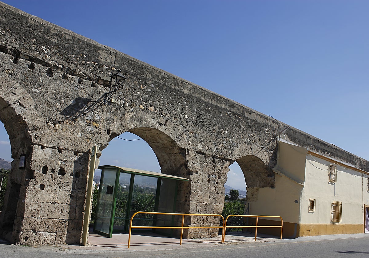 The arches of the aqueduct that still remain in Zapata form part of some of the houses.